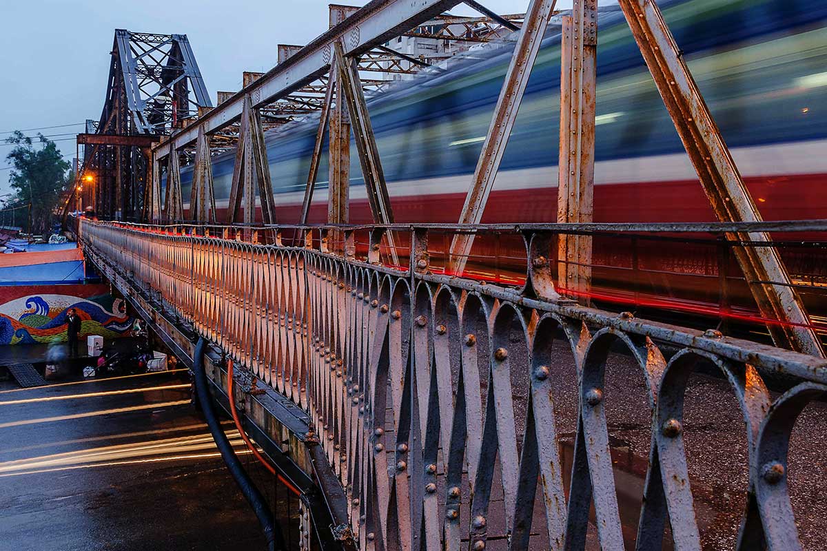 Train crossing Long Bien Bridge by Keith Yahl (2013)